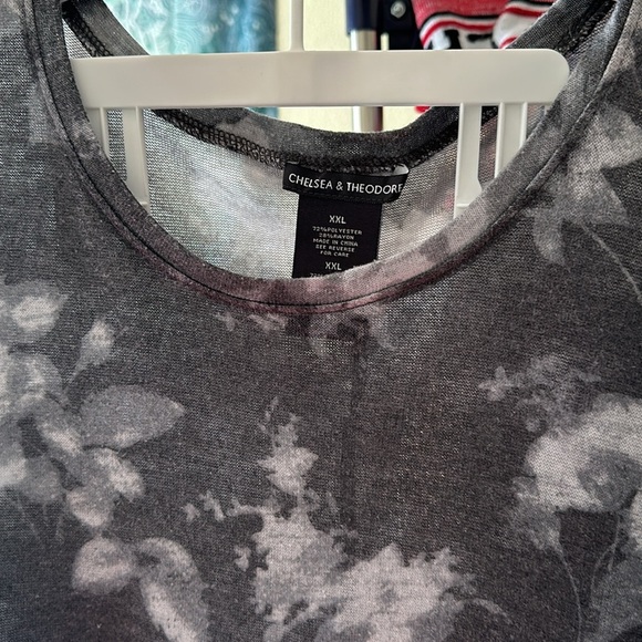 Chelsea & Theodore Gray Asymmetrical Hem Top Short Sleeve Ultra Soft Knit XXL - Picture 2 of 2